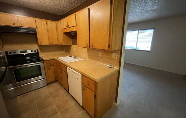 1 bed, 1 bath, $725, Unit 1305 Willow Springs Rd Unit C