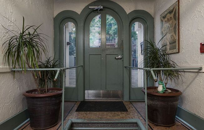 Studio, 1 bath, 400 sqft, $825, Unit 107