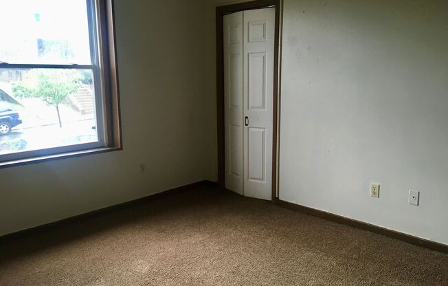 3 beds, 1 bath, 700 sqft, $1,375, Unit 10