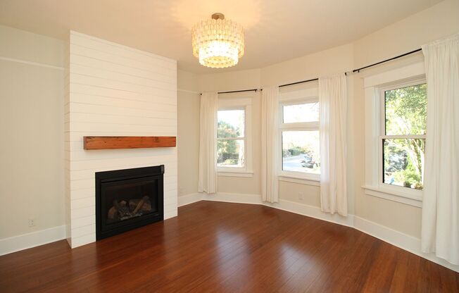 Stunning, Remodeled 4 Bed/2 Bath 1911 Craftsman in Sought-After Sabin