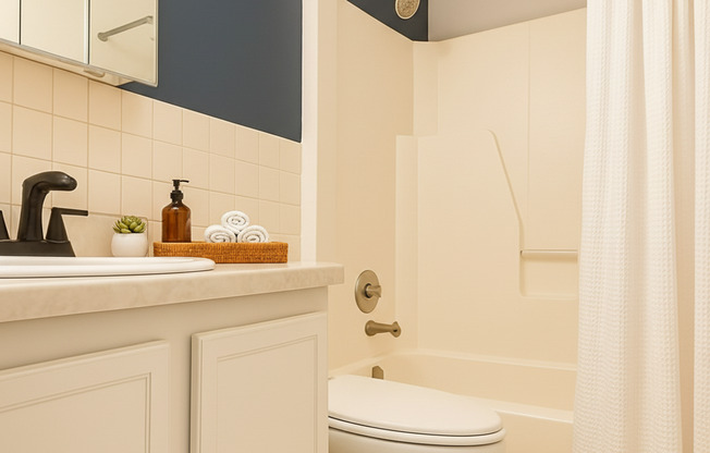 2 beds, 1 bath, 950 sqft, $1,325, Unit Unit 213