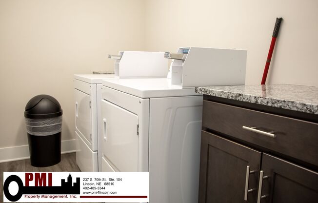 2 beds, 1 bath, $1,000, Unit 4001 Holdrege St. #2
