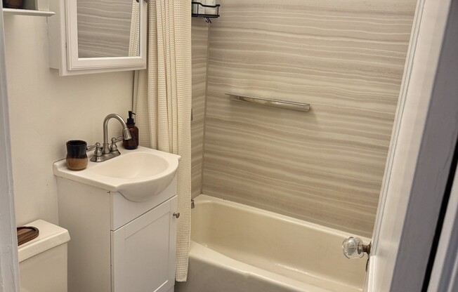 2 beds, 1.5 baths, 1,045 sqft, $4,350, Unit 17
