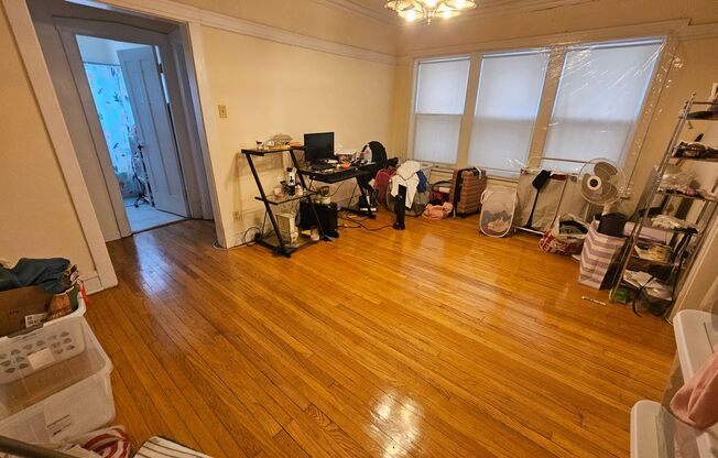 Lovely and Very Large Ravenswood Manor 1 BR