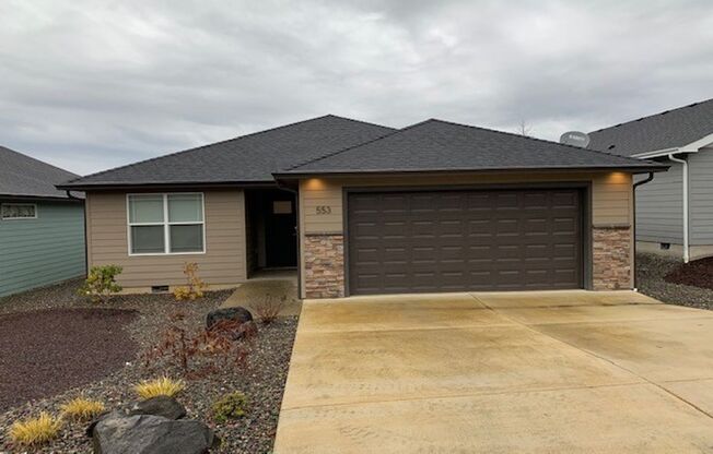 Spacious Open 3 bedroom 2 bath home on the Sutherlin Golf Course