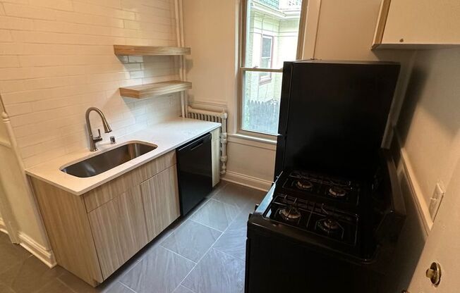 2 beds, 1 bath, 1,065 sqft, $1,400