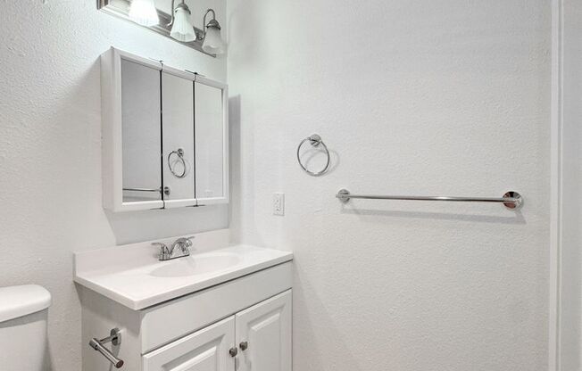 1 bed, 1 bath, 636 sqft, $1,525, Unit 327