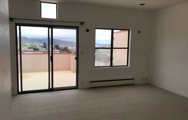 Studio w/Amazing Views, Walk-in Closet, Parking, Laundry On Site, A Must See!
