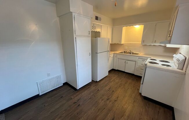 2 beds, 1 bath, 900 sqft, $1,075, Unit 12