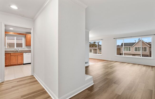 Wonderful Top-Floor Flat Providing Comfort & Convenience