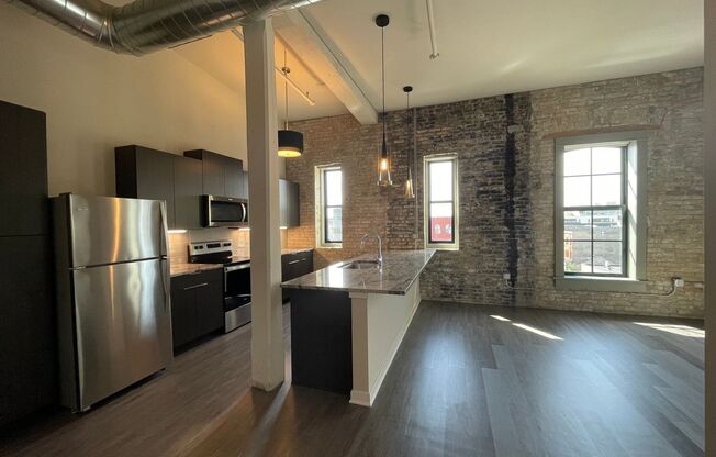 2 beds, 1 bath, 1,002 sqft, $2,215, Unit Cream City Lofts-409
