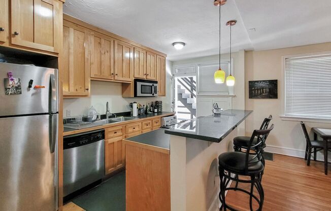MODERN 1 BED 1 BATH CONDO IN THE FAN!!!!