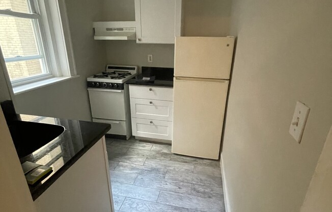 2 beds, 1 bath, $2,800, Unit 5