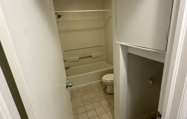 2 beds, 1 bath, 700 sqft, $1,550, Unit 1422-A