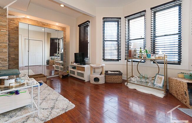 Beautiful & Renovated 2 bed in Brookline... Really Nice Listing!!