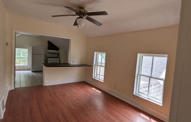 2 beds, 1 bath, 665 sqft, $850, Unit 832 Murphy 2