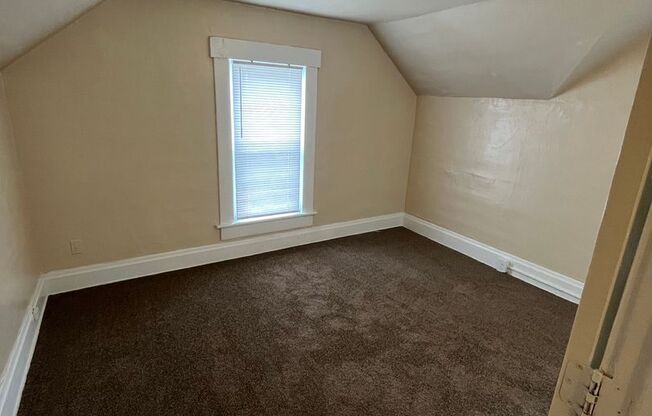 3 beds, 1 bath, $1,560