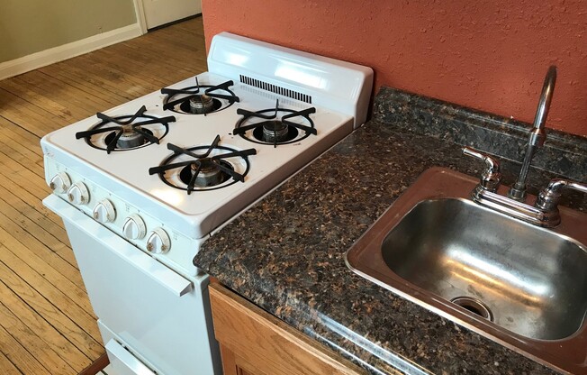 Studio, 1 bath, $725, Unit 15