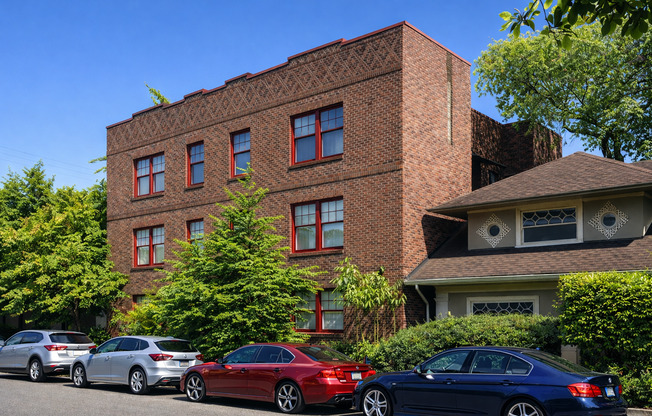 Huntington Arms - Located on the west slope of Capitol Hill