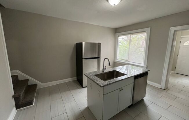 2 beds, 1.5 baths, 950 sqft, $1,250, Unit 89 N. Burgess Ave