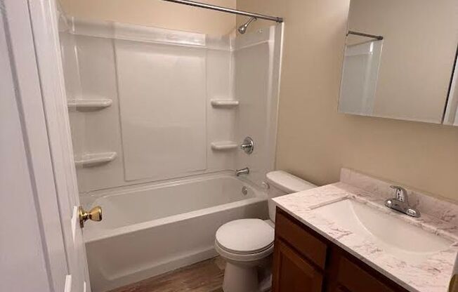 2 beds, 1 bath, $850, Unit 243 Churchill Rd. Apt. 4