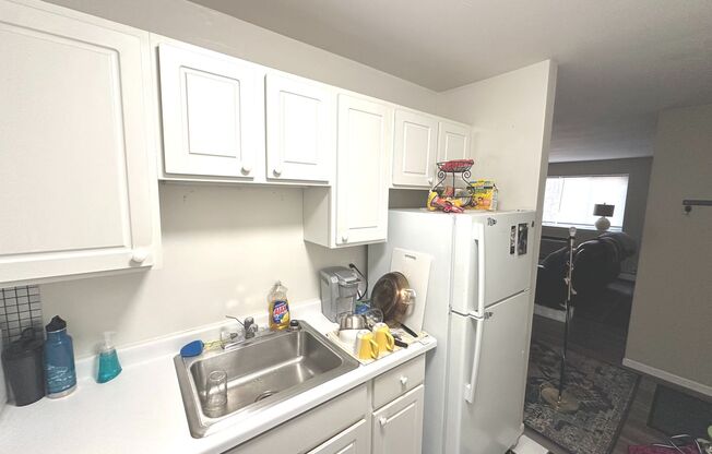 2 beds, 1 bath, $1,400, Unit 112