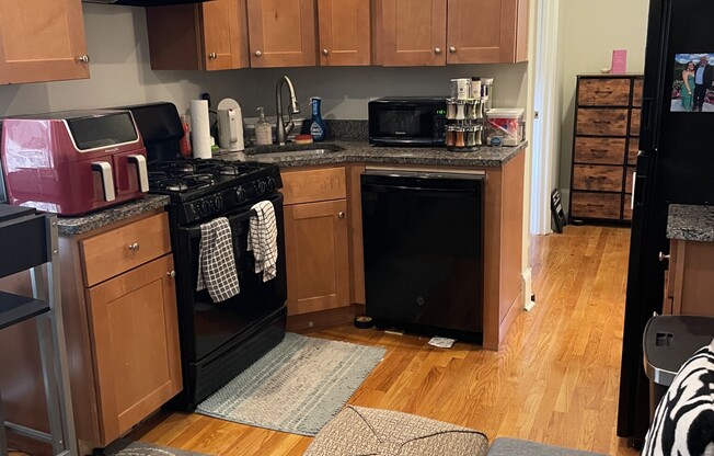 2 beds, 1 bath, $3,400, Unit 14