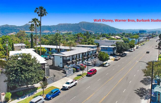 Newly renovated studio apartment with parking available in Burbank!