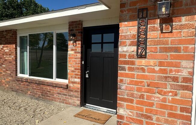 Style and Class....2 Bedroom, 1 bath , 1 Car Garage....Meets Open Air and Outside Space
