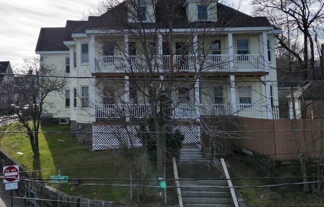 2 TOWN HL ST