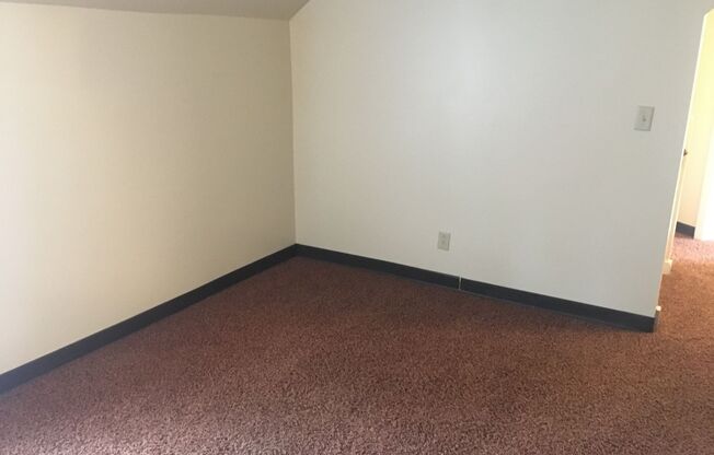 2 beds, 1 bath, 780 sqft, $825