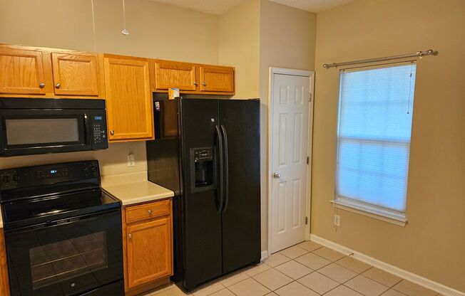 Fantastic 3br 2.5ba Townhome w/ 1st Floor Master & Garage in Holly Springs! Available Now!