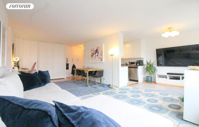 3 beds, 1.5 baths, $8,900, Unit 11G