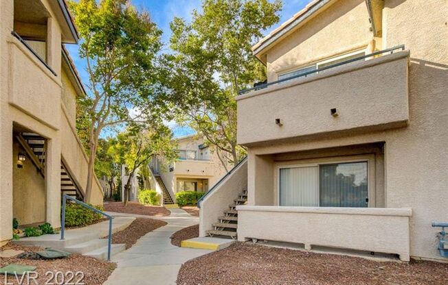 1 Bedroom Condo Located in Canyon Willow!!