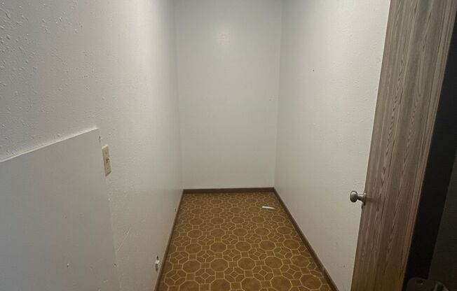 2 beds, 1 bath, $850, Unit 04