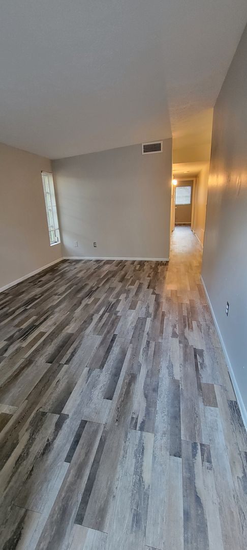 2 BEDROOM 1 BATH DUPLEX CLOSE TO USF AND BUSCH GARDENS