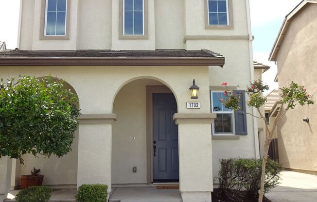 Gorgeous 3BD, 2.5BA, 2-Car Garage, Two Story Single Family Home in Rocklin. Must See!!