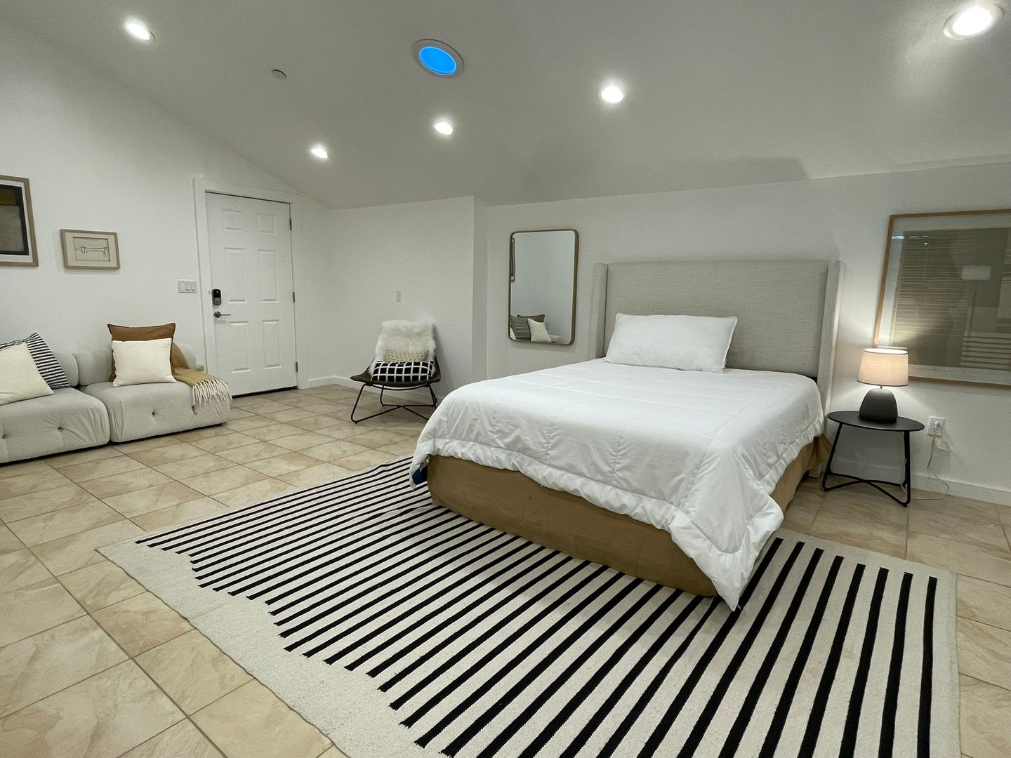 PRIVATE , FURNISHED Beverly Hills Studio Back House ! All utilities included