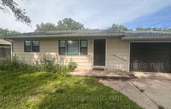 $1300 - 3 bed 1 bath Beautiful single family home located in West Wichita Sunflower neighborhood