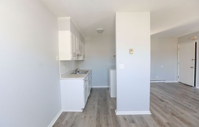 1 bed, 1 bath, $975, Unit B