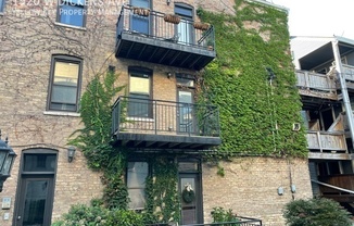 1920 W Dickens Ave