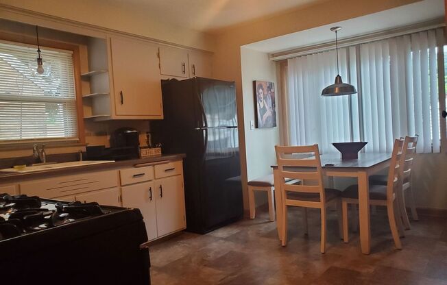 2 beds, 1 bath, 1,250 sqft, $2,200, Unit LOWER