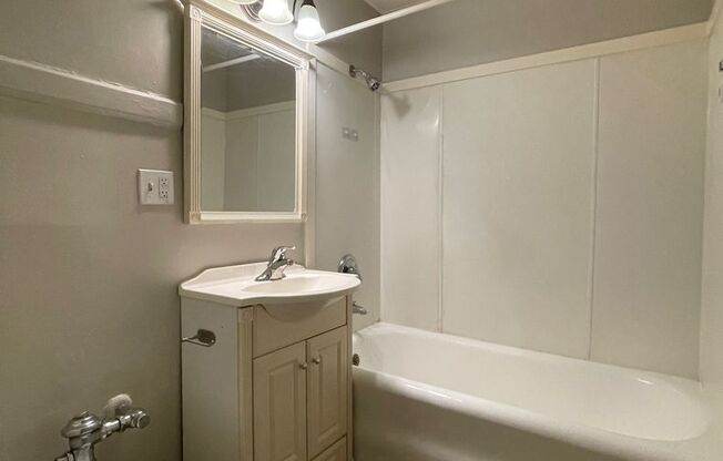 1 bed, 1 bath, 450 sqft, $1,395, Unit 320