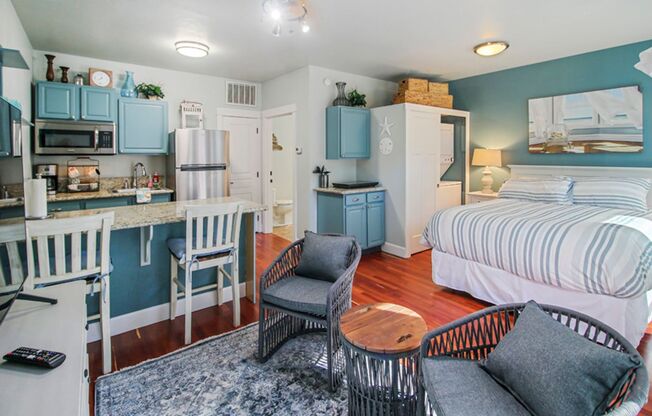Parkside Suite: A fully furnished modern studio located in the heart of downtown Jacksonville, Oregon.