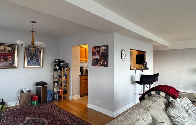 2 beds, 1 bath, 1,200 sqft, $3,275, Unit 418-1105