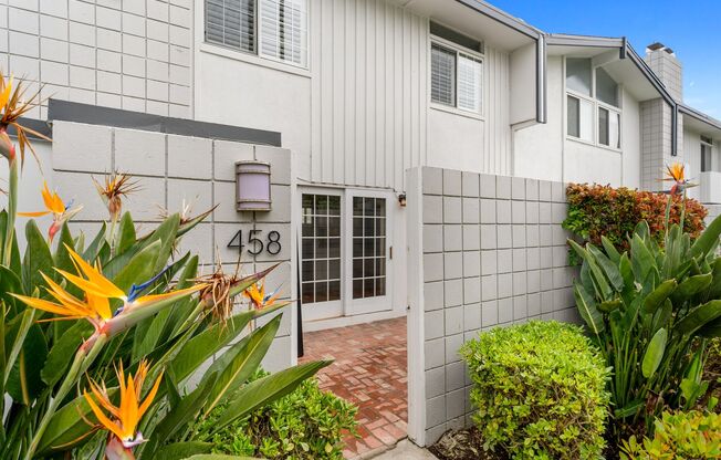 Upgraded 3 bed 2.5 bath Townhome in Newport Beach 1 Mile to the Sand