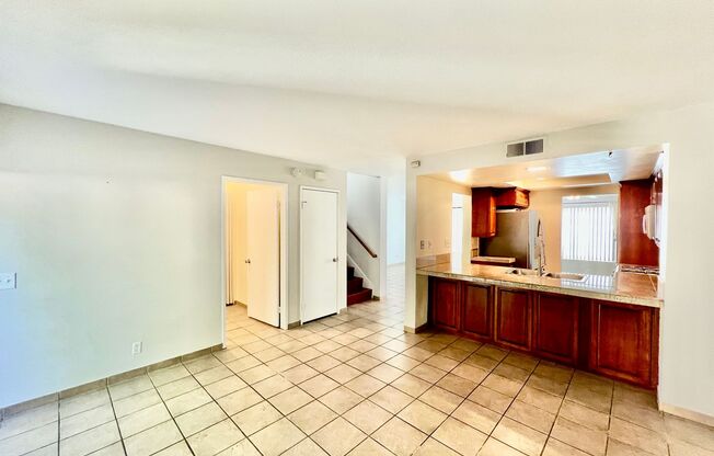 Beautiful 4B/2.5BA townhome w/ large backyard & Washer/Dryer in Paradise Hills!