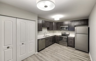 Fully Equipped Kitchen with Modern Appliances, at Eagle Creek Apartments, Westmont, IL 60559