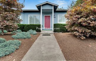 Spacious Three Bedroom Duplex in NE! Fenced Yard!