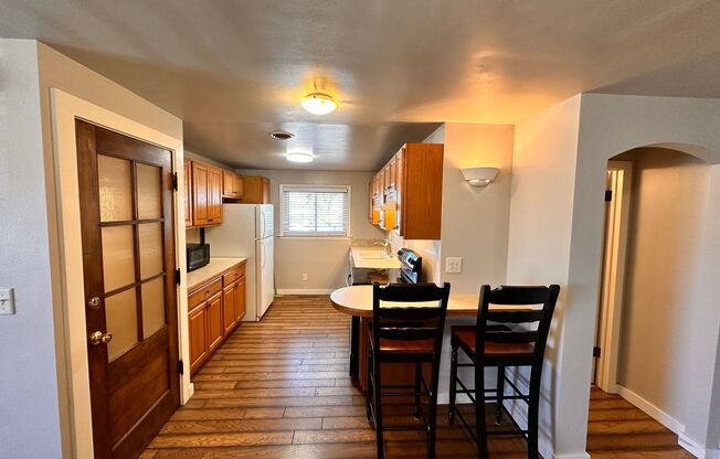 2 beds, 1 bath, 800 sqft, $1,695, Unit 509 7th St - Upper unit